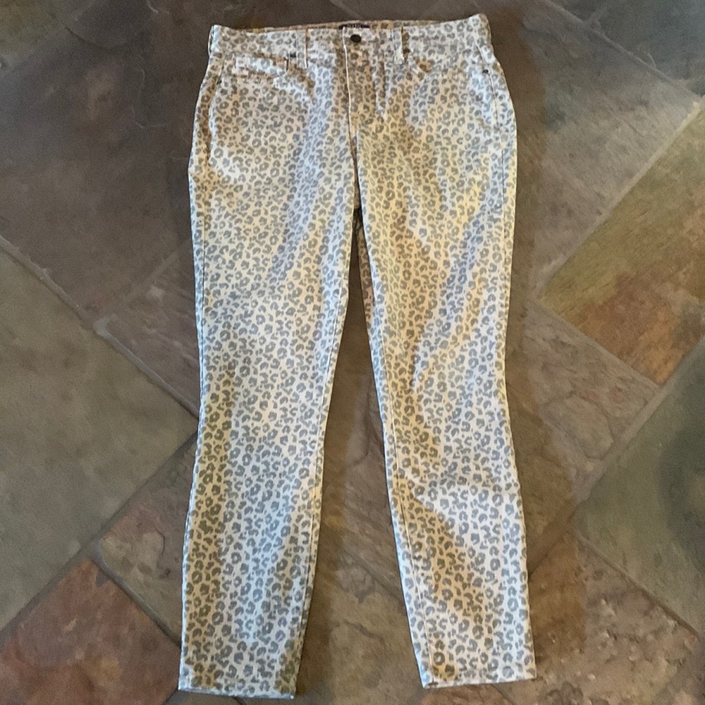 Great animal print jeans made by NYDJ for Chico’s. Skinny, ankle jeans. Size 8.